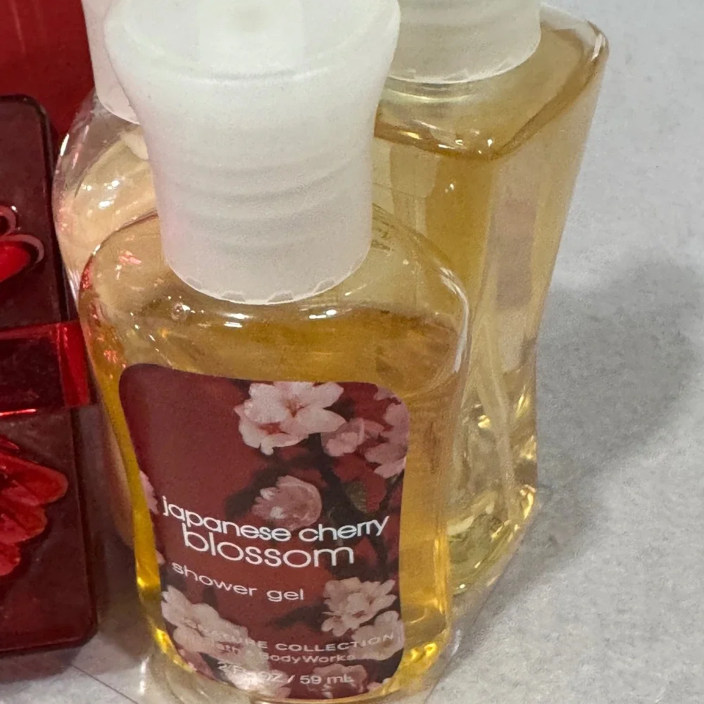 Bath & Body Works Japanese Cherry Blossom Travel Gift Set Red Box 3 Piece 2oz